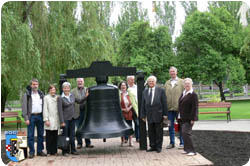 Eine Bürgergruppe an der Bochumer Glocke in Donezk