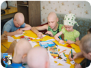 Die leukämiekranken Kinder haben die Möglichkeit in einem Gemeinschaftsraum zusammen zu basteln.