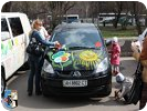 Viele Kinder und Erwachsene folgten der Aufforderung die Autos bunt zu bemalen.
