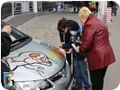 Eltern und Besucher beäugten jeden Pinselstrich.