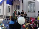 Eine Clownin unterhielt die Kinder mit kleinen Tricks.