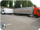 Umladen der medizinischen Hilfsgüter von einem "normalen" LKW auf den "Jumbo-Donezk-Transport"