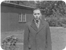 Alexander Majak zu seinem 42. Geburtstag 1943 vor der Baracke des Zwansgarbeiterlagers der Westfalia-Dinnendahl Gröppel AG in Bochum, Verkehrsstraße 39